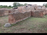 04956 ostia - regio i - insula xvii - caseggiato con fornace (i,xvii,1) - suedseite - 1. raum von osten - westseite - 09-2023.jpg